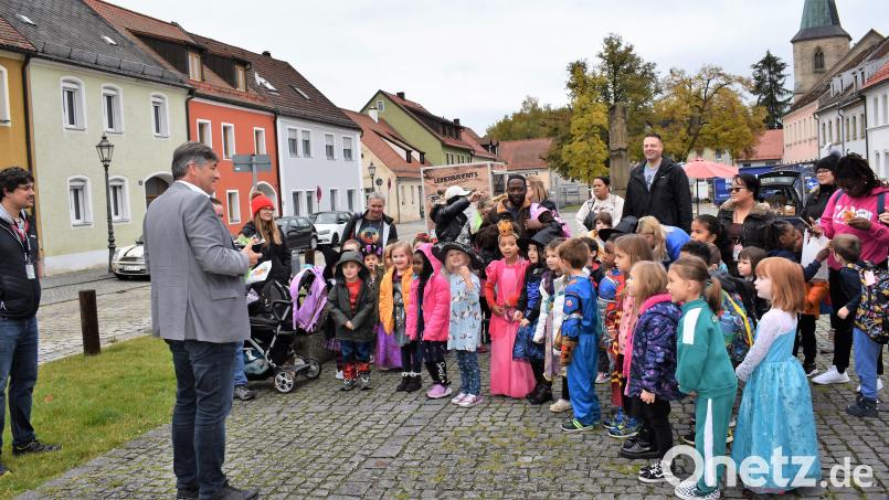Schulkinder der &quot;Elementary School&quot; singen zu Halloween vor dem Rathaus Bild: rgr