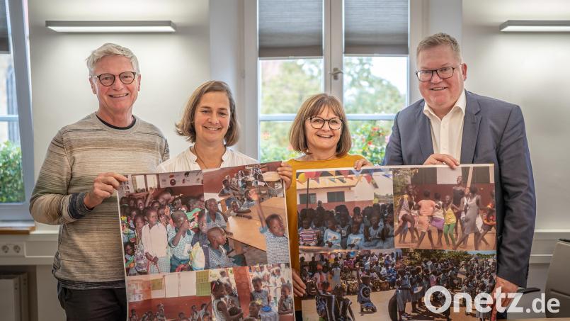 Oberbürgermeister Michael Cerny und die Koordinatorin für kommunale Entwicklungspolitik, Heike Freifrau von Eyb, übergaben an die beiden Vereine Projekthilfe Dr. Luppa und Socialis for the Gambia eine Spende in Höhe von 5241,31 Euro. Von links: Ulrich Siebenbürger (Projekthilfe Dr. Luppa), Heike Freifrau von Eyb, Karin Neumüller (Socialis for the Gambia) und OB Michael Cerny. Bild: Michael Golinski/exb