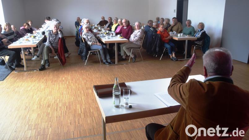 Mit seinen Geschichten, Anekdoten und Gedichten begeistert Bertram Erhard die Senioren in der Kulturscheune. Bild: fz