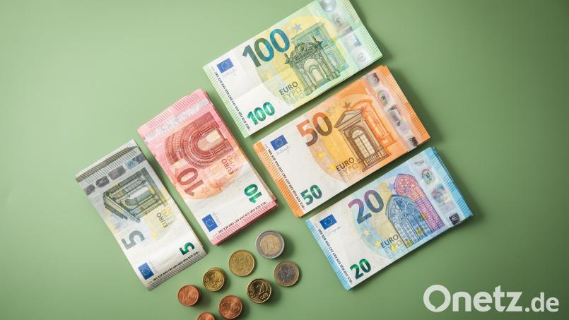 Der gestiegene Einlagezins der EZB und die gesunkene Inflationsrate machen es möglich, dass bei manchen Geldanlagen wieder positiver Realzins herausspringt. Ob der Betrag im Cent- oder im 100-Euro-Bereich liegt, hängt allerdings stark von der Anlageform und der Bank ab. Symbolbild: Christin Klose/dpa