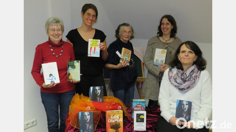 Die Vorleserinnen präsentieren in der Pfarr- und Gemeindebücherei eine kleine Auswahl neuer Bücher. Die Jungautorin Conny Käss (sitzend) aus Frankfurt las aus ihrem Erstlingswerk. Bild: adj