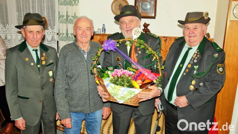 Willi Aures, der Jubilar Georg Wiesmet, Schützenmeister Werner Grünthaler und Manfred Pirner bei der Geburtstagsgratulation.. Bild: ker