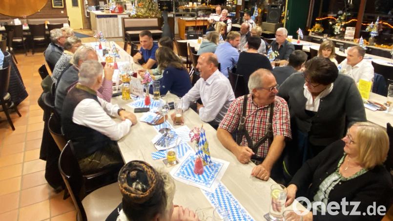 Bild 1: Herbert, Kare und Bernhard sorgten mit typischer bayrischer Musik für gute Stimmung der Gäste, die sich bei bayrischen Schmankerl, die das Team „Gaisweiher“ vorbereitete, gut unterhielten. Bild: cro