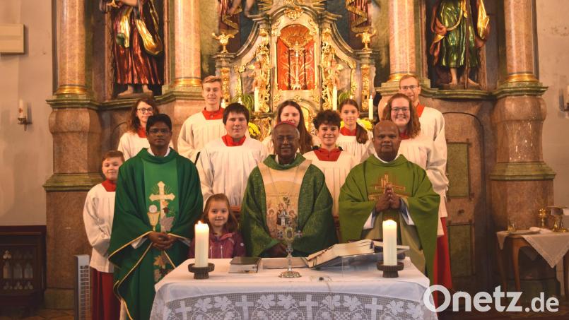 Bischof Antonisamy Francis (vorne, Mitte) besuchte die Pfarrei Premenreuth. Pfarrer Lawrence (rechts) und Pfarrvikar Amaidhi Arasu (links) feierten mit ihm den Gottesdienst. Bild: Pfarrei Premenreuth/exb