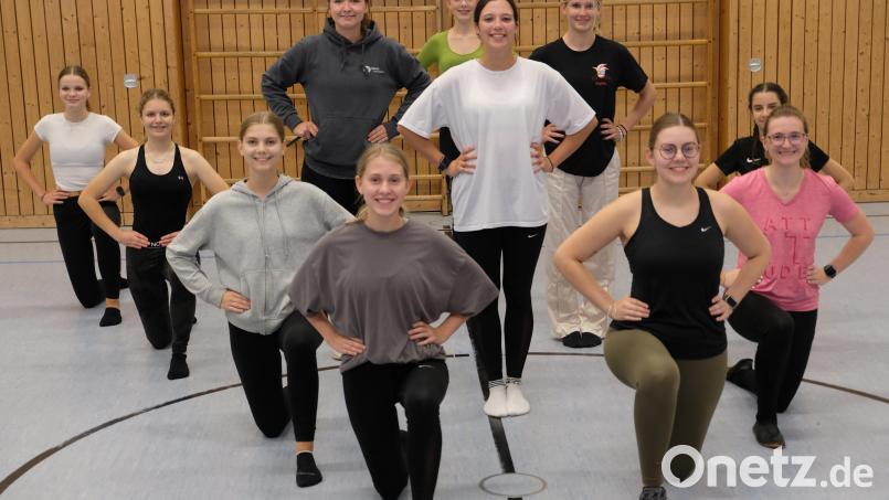 Angeleitet von Janett Mantlik und Theresa Wohlrab trainert die Prinzengarde seit Monaten in der Turnhalle der Volksschule für die Faschingssession 2023/24 Bild: do