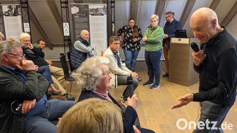 Frage- und Diskussionsrunde mit dem pensionierten Grenzpolizisten Hermann Wallisch und Zeitzeugin Elsa Markgraf sowie (außen links) Zeitzeuge Antonín Hofmeister und stehend die Studentinnen Kristýna Zimmerová und Ramona Hien. Bild: eib