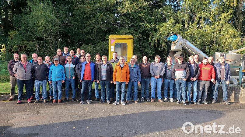 In Friedenfels trafen sich die Klärwärter des Landkreises Tirschenreuth zu einem Nachbarschaftstag. Klärwärter Sebastian Schultes (Vierter von links) und Bürgermeister Oskar Schuster (Mitte, orange Jacke) brachten den Abwasserexperten die Friedenfelser Anlage näher. Bild: bsc