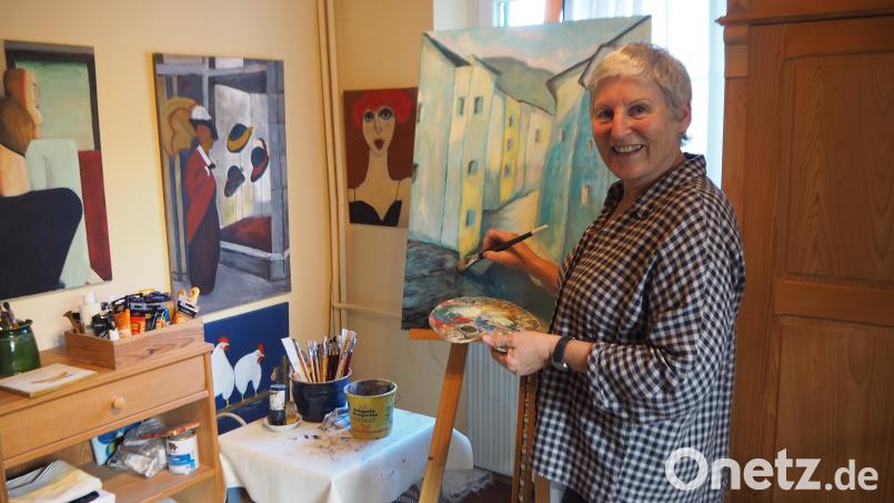 Hobby-Künstlerin Anne Käs-Sperl vermisst in ihrem eigenen kleinen Atelier den Austausch mit anderen kreativen Köpfen und will deshalb in Schönsee einen losen Zusammenschluss von Gleichgesinnten auf den Weg bringen. Bild: bl