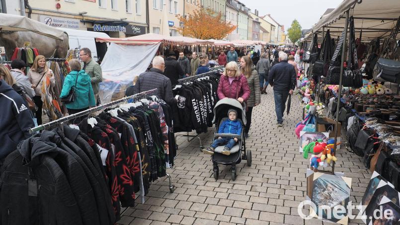 Bei trockener Witterung breiteten am Marktsonntag viele Händler ihre Waren auf den Auerbacher Straßen aus. Bild: Klaus Trenz