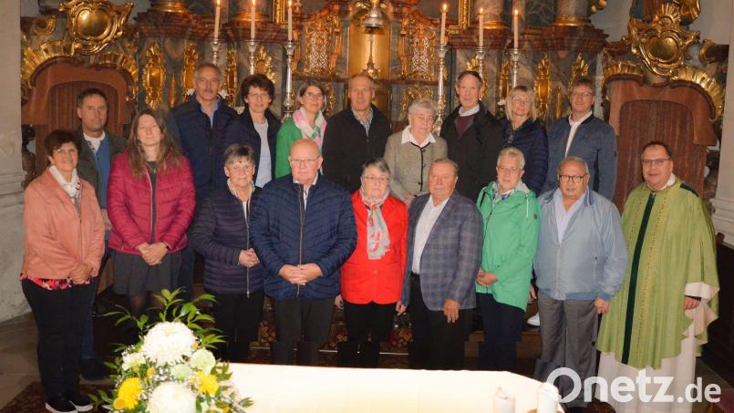 Pfarrer Markus Urban gratuliert den Ehejubilaren nach dem Dankgottesdienst in Dieterskirchen. Bild: Gabi Böckl/exb