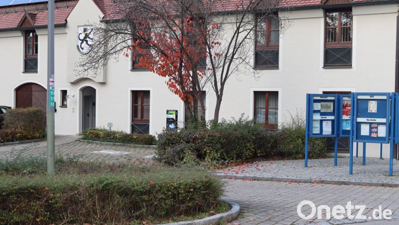 Dort wird die DHL Packstation entstehen. Bei der Einfahrt zum Rathausparkplatz, vorne auf der linken Seite. Bild: mrr