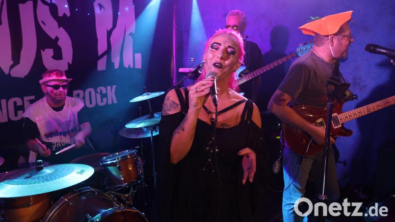 &quot;Kubus M&quot; geben auf der Halloween-Live-Stage im Kulturbahnhof Weiden richtig Gas. Bild: Kunz