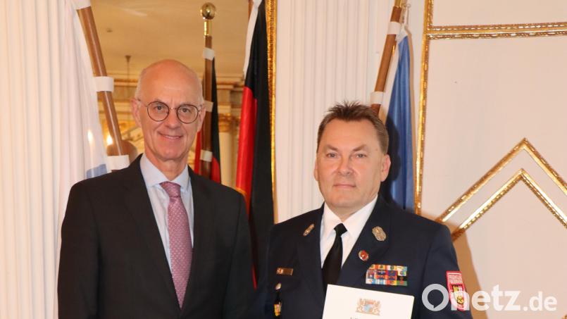 Regierungspräsident Walter Jonas ehrt Kreisbrandmeister Alexander Graf (rechts) aus Ursensollen Bild: Regierung der Oberpfalz/Stühlinger-Weinhändler/exb