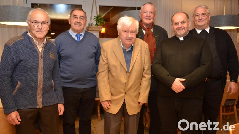 MMC-Zentralpräses Monsignore Thomas Schmid (rechts) kam zum Konvent mit den MMC-Sodalen vor Ort zusammen, nachdem er zuvor den Gottesdienst in der Stadtpfarrkirche feierte. Einige treue Sodalen aus Waidhaus und Vohenstrauß konnten ausgezeichnet werden. Bild: dob