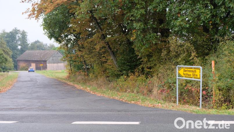 Einige Meter von der Ein- und Ausfahrt Obertreinreuth zurückversetzt soll ein Buswartehäuschen in landschaftsgerechter Holzbauweise entstehen. Bild: do
