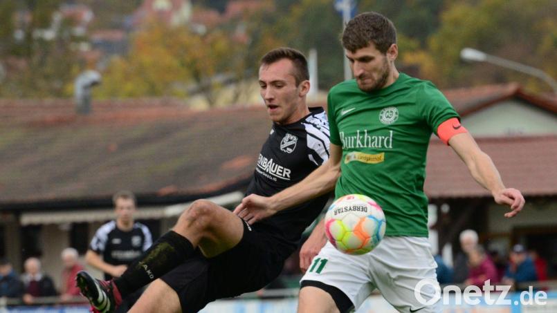 Der Wernberger Kapitän und Mittelstürmer Christoph Lindner (rechts) hatte gegen Michael Mehringer vom SV Schmidmühlen einen schweren Stand. Die Schmidmühlener entführten einen Punkt vom FC-Platz. Bild: exb