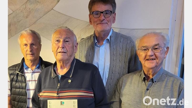 Die Vorstandsmitglieder Hans Müller, Johann Kaußler und Willibald Gschwendner (hinten von links) zeichnen Rudolf Irlbacher (vorne Mitte) mit der Diamantenen Ehrennadel für 60 Jahre Zugehörigkeit zum Verein aus. Bild: Bäumler/exb