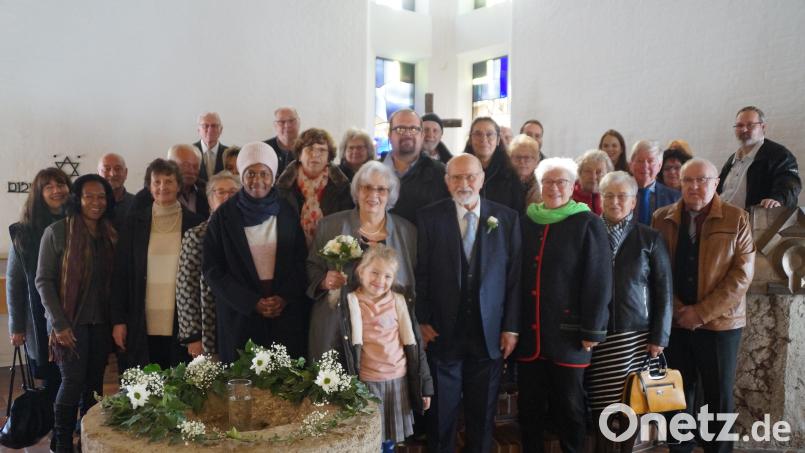 Zusammen mit der Familie und vielen Freunden feiern Sieglinde und Klaus-Dieter Zirkelbach (Mitte) die Diamantene Hochzeit. Pfarrerin Heidi Gentzwein (Achte von rechts) segnet das Paar im Rahmen einer Andacht. Bild: wel