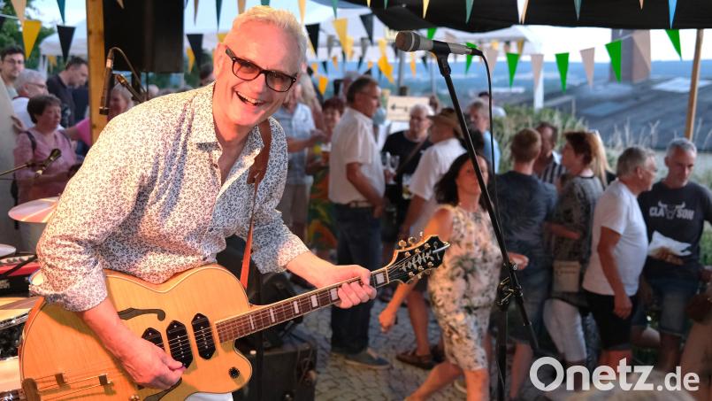 Chris Radlbeck – hier eine Aufnahme vom Schwandorfer Bürgerfest in diesem Jahr – steht mit der "Rattle Gang" beim Kneipenfestival in Schwandorf auf der Bühne. Archivbild: Hirsch
