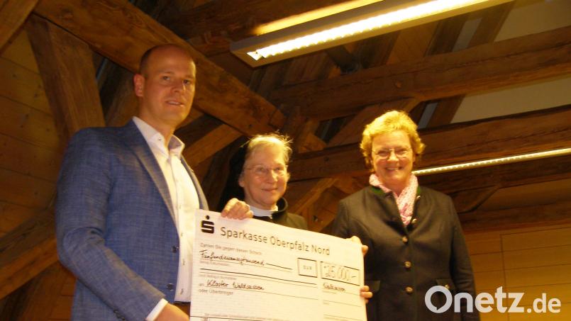 Äbtissin Laetitia Fech durfte von der Klosterfreunde-Vorsitzenden Monika Hohlmeier und Schatzmeister Thomas Böhm einen symbolischen Scheck über 25.000 Euro in Empfang nehmen. Bild: pz