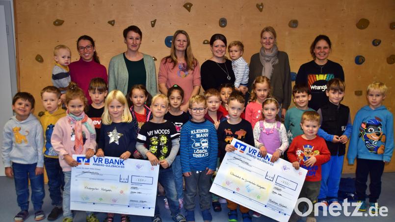 Bei der Spendenübergabe im Kindergarten sind die Vorschulkinder, Leiterin Kerstin Höller (hinten, Zweite von rechts) und das Babybasar-Team dabei. Bild: wku