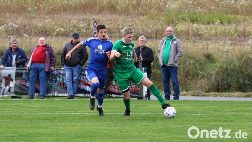 Christopher Jatzwauk (rechts) erzielte beim Sieg des SV Kohlberg gegen den TSV Eslarn den Treffer zum 2:0-Endstand. In dieser Szene setzt er sich gegen Rene Gall durch. Bild: Dieter Jäschke