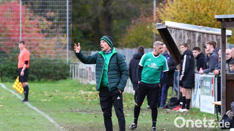 Josef Dütsch am Spielfeldrand. Am Sonntag erlebte der Trainer des FC Weiden-Ost, eines seiner turbulentesten Spiele seiner langen Laufbahn. Bild: Dieter Jäschke