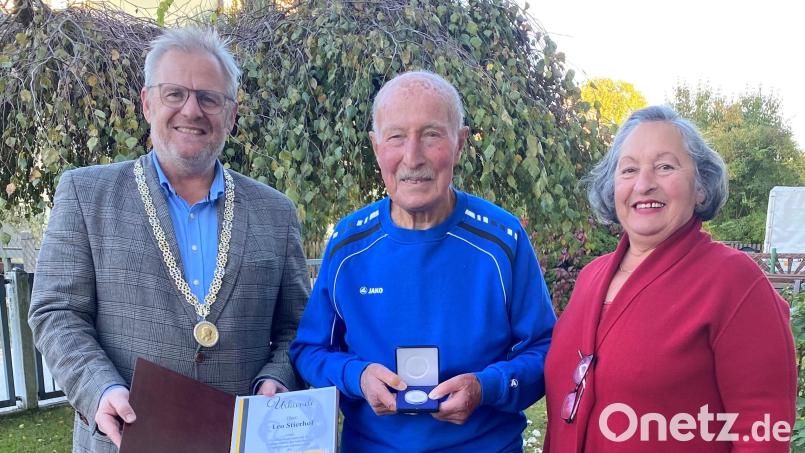 Oberbürgermeister Andreas Feller zeichnet den Langstreckenläufer Leo Stierhof in Anwesenheit seiner Lebensgefährtin Marioara Schuhbauer mit der Konrad-Max-Kunz-Medaille der Stadt Schwandorf aus. Bild: Maria Schuierer/exb