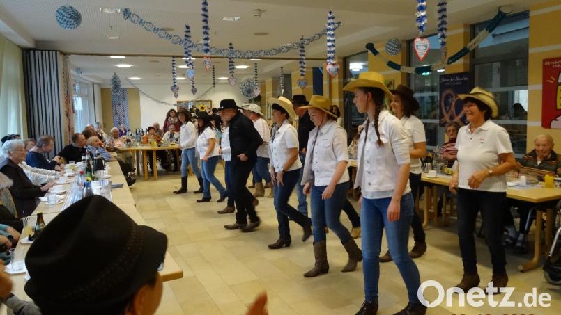 Die „East-End Stompers“ aus Weiding bereichern das Unterhaltungsprogramm beim Oktoberfest im Oberviechtacher Alten- und Pflegeheim. Bild: Michaela Mösbauer/exb