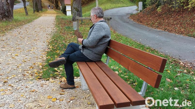 Die neuen Bänke am Annabergweg laden in malerischer Herbstumgebung zum Verweilen ein. Bild: mfh