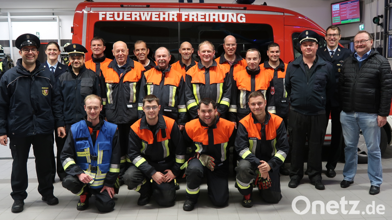 Die erfolgreichen Teilnehmer an der Leistungsprüfung mit den Gratulanten (stehend, von links): Schiedsrichter Horst Kellner, Ausbilderin Christina Rabenstein, KBI Michael Iberer, Martin Koppmann, Josef Amann, Georg Rabenstein, Karl Luber, Jörg Weich, Hubert Kohl, Bernd Lehner, Werner Luber, Florian Bauer, KBM Andreas Luber, stellvertretender Kommandant Johannes Amann und Bürgermeister Uwe König; kniend (von links): Thomas Luber, Fabian Prösl, Andreas Riegel und Christian Bauer. Bild: rab