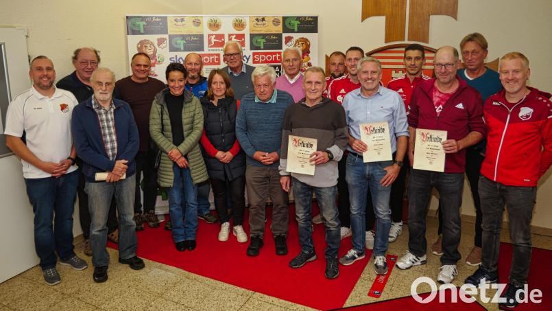 Die neugewählten Vorstandsmitglieder des VfB Rothenstadt mit Geehrten. Bild: Rainer Rosenau/exb