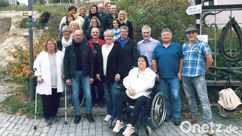 Das Klassentreffen des Schülerjahrgang 1971/1972/1973 hatten Daniela Zölch (Fünfte von links) und Ralf Ulrich (Dritter von links) auf die Beine gestellt. Den weitesten Weg hatte Christian Söllner (Dritter von rechts) hinter sich. Er lebt derzeit in den USA. Bild: wro
