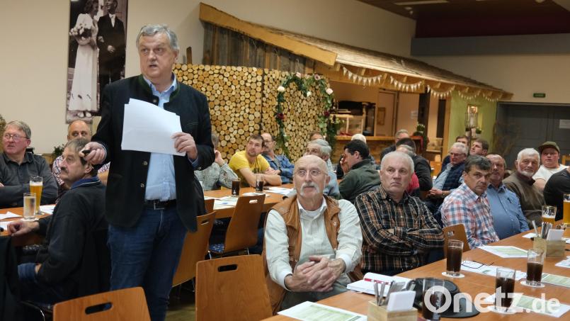 Der stellvertretende Leiter des Landwirtschaftsamtes Regensburg-Schwandorf, Helmut Melchner (stehend), informierte die Obmänner des Bayerischen Bauernverbandes über die Förderangebote zur Verbesserung der Tierwohlstandards. Bild: Hirsch