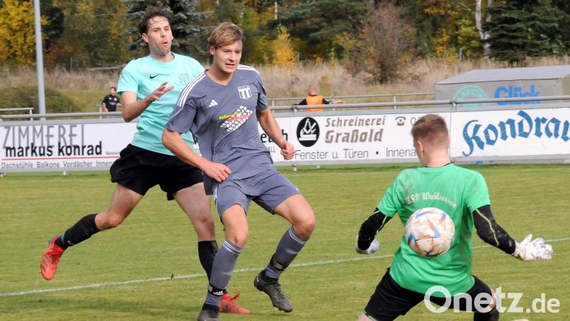 Der TSV Konnersreuth besiegte am Sonntag den ASV Waldsassen mit 6:1. In dieser Szene können Florian Burger (links) und Torwart Andreas Schnurrer (rechts) den Konnersreuther Cedric Reiter nicht am Torschuss hindern. Bild: heh