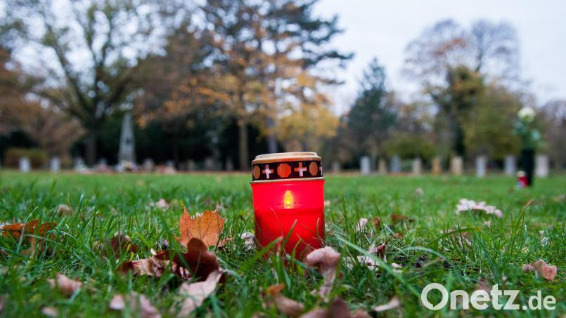 Nur eine Kerze weist hier den Weg zu einem Urnengrab. Auf allen Friedhöfen geht der Trend zu "pflegeleicht". Bild: Hauke-Christian Dittrich/dpa