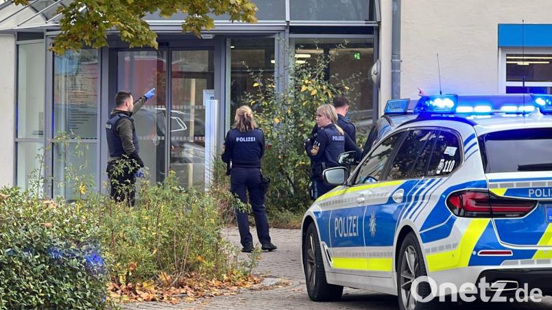 Polizisten stehen vor der kinder- und jugendpsychiatrischen Einrichtung in Regensburg. Viele Fragen zu dem Angriff sind noch offen. Bild: André Baumgarten/Mediengruppe Bayern /dpa