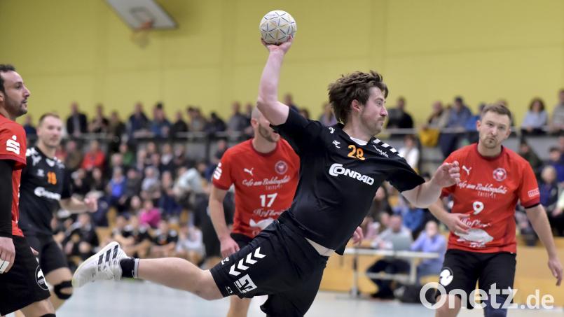 Die HG Amberg (Philipp Lulla beim Wurf) besiegte Spitzenreiter TV Erlangen-Bruck II mit 37:35. Bild: Hubert Ziegler