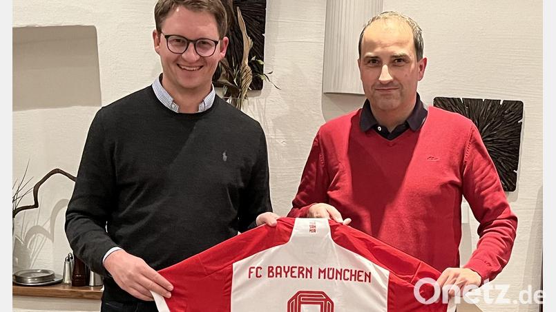 Die Fanhilfe-Vorsitzenden Christian Birk und Dieter Keil mit dem signierten Trikot von Harry Kane. Bild: Michaela Birk/exb