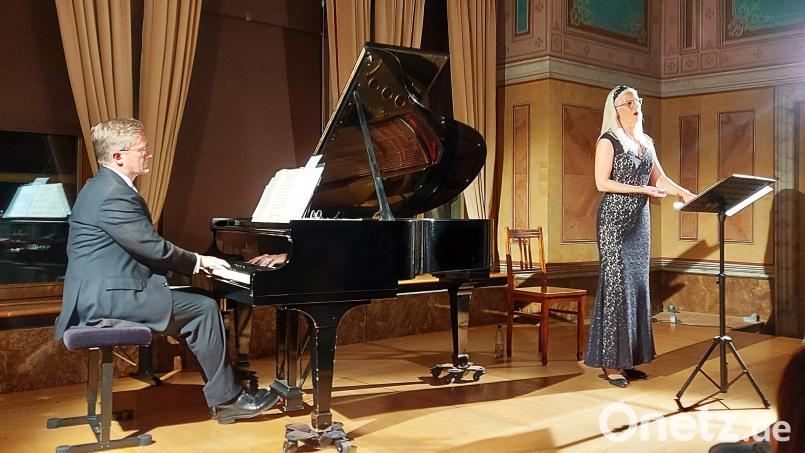 Hans Martin Gräbner am Flügel und die Sopranistin Gesche Geier erfreuen ihr Publikum mit den „Titanen“ Beethoven und Wagner bei einem kurzweiligen Konzert- und Leseabend. Bild: lg