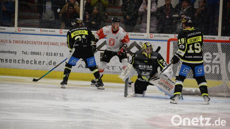 Der ERSC Amberg bezwang am Sonntag den EV Dingolfing knapp mit 3:2. Goalie Timon Bätge (Zweiter von rechts) bot eine überragende Leistung. Bild: Andreas Brückmann