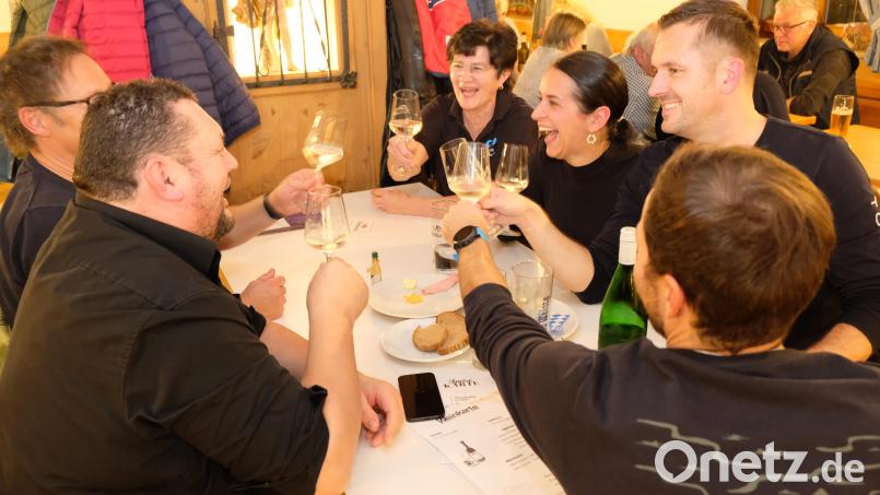 Hoch die Gläser hieß es am Samstagabend beim Weinfest auf Einladung der CSU-Ortsverbände Oberbibrach/Vorbach und Schlammersdorf im Schützenhaus in Oberbibrach Bild: do