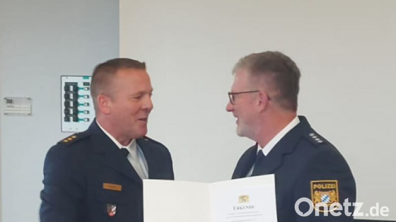 Polizeidirektor Markus Fuchs (links) händigt Johann Wurm die Ruhestandsurkunde aus. Bild: exb/Polizeiinspektion Weiden
