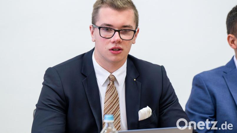 Daniel Halemba nimmt am 18. Oktober 2023 an der konstituierenden Sitzung der AfD-Landtagsfraktion im Landtag teil. Der per Haftbefehl gesuchte Politiker ist festgenommen worden. Bild: Peter Kneffel(dpa