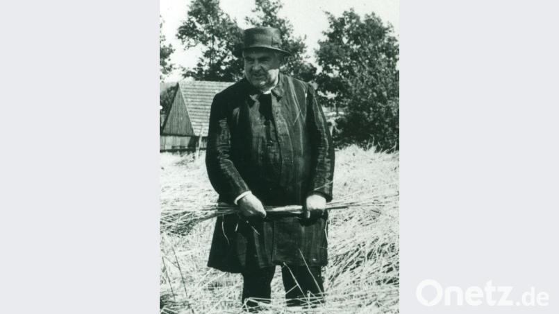Pfarrer Georg Haller im Getreidefeld. Archivbild: fvo