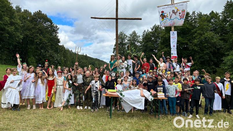 Götter über Götter aus allen Mythologien versammelten sich gern unter dem christlichen Kreuz zum Gruppenfoto im Zeltlager der KjG Hl. Dreifaltigkeit. Bild: Franziska Kiesl/exb