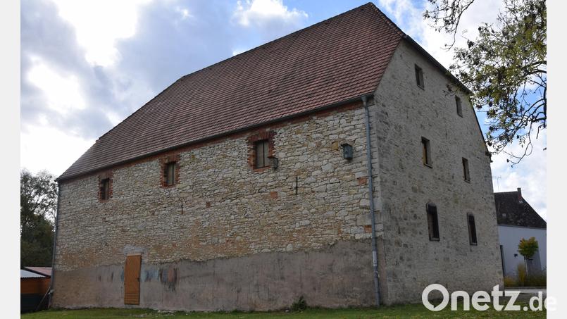 Die Sanierung des Steinstadls samt Anbau in der Bahnhofstraße in Schmidmühlen sollen heuer noch beginnen und bis Mitte nächsten Jahres abgeschlossen sein. Das Gebäude soll künftig als Theaterstadl genutzt werden. Bild: bö