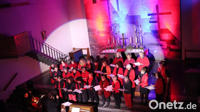 Vor dem zauberhaft illuminierten Mosaik der Christuskirche singt der Gospelchor Voices of Joy. Bild: cog