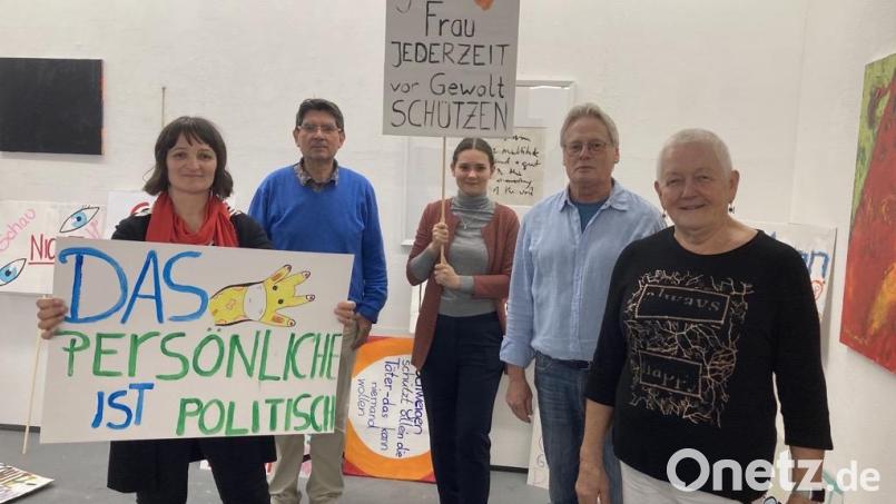 Vertreter des Frauenhauses (u.a. Enikö Nagy, Frauenhaus-Leiterin, ganz links) sowie Vertreter von Amnesty International Weiden rufen zur Demo am 2. November auf. Das Motto: &quot;Laut werden - Gewalt an Frauen und Kindern stoppen&quot;. Die Schilder haben betroffene Frauen und Kinder in den Räumen des Kunstvereins Weiden gestaltet. Bild: olr