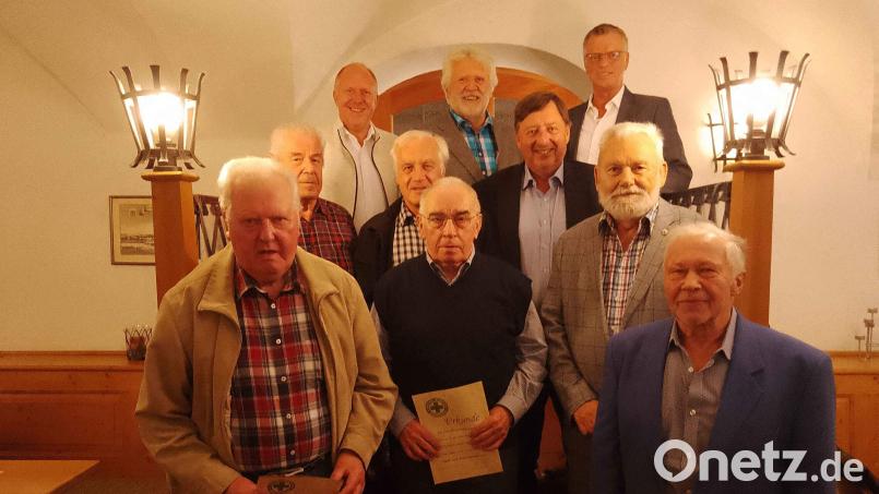 Die Gebietsversammlung Hirschau-Schnaittenbach ehrt langjährige Mitglieder (vorn, von links): Hans Schlosser, Lorenz Kummer, Engelbert Mirbeth und Heinz Steinkohl; zweite Reihe (von links): Karl-Heinz Schwandner, Franz Dorfner und stellvertretender Vorsitzender Martin Meier; hinten (von links): Bürgermeister Marcus Eichenmüller (Schnaittenbach), Vorsitzender Hubert Ritz (40) und Bürgermeister Hermann Falk (Hirschau). Bild: u